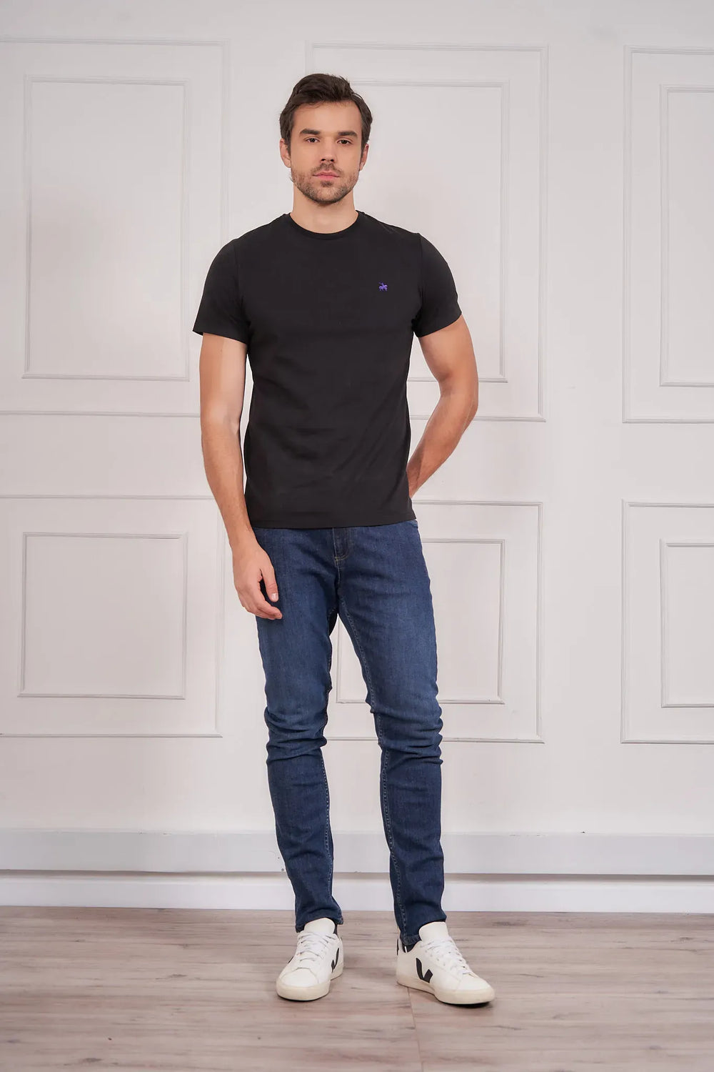 Camiseta negro para hombre. Confeccionada en una tela sumamente suave.