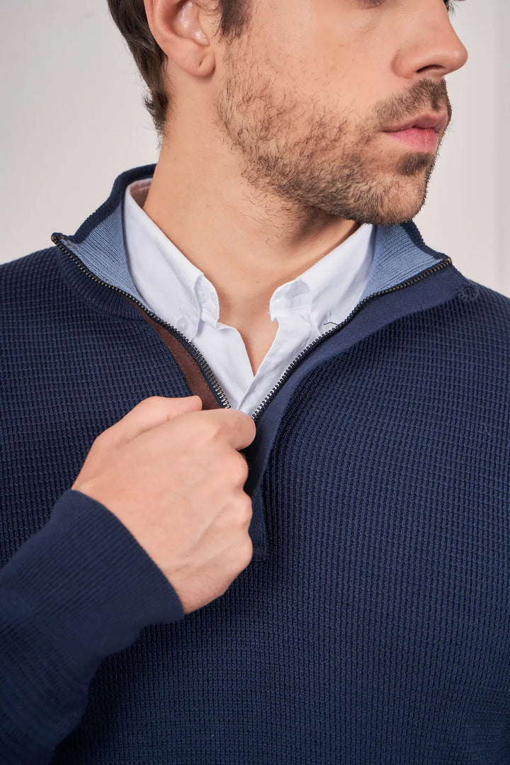 Suéter para hombre Halfzip Textured azul oscuro. Abrigador y ligero que te permite tener un look casual formal.