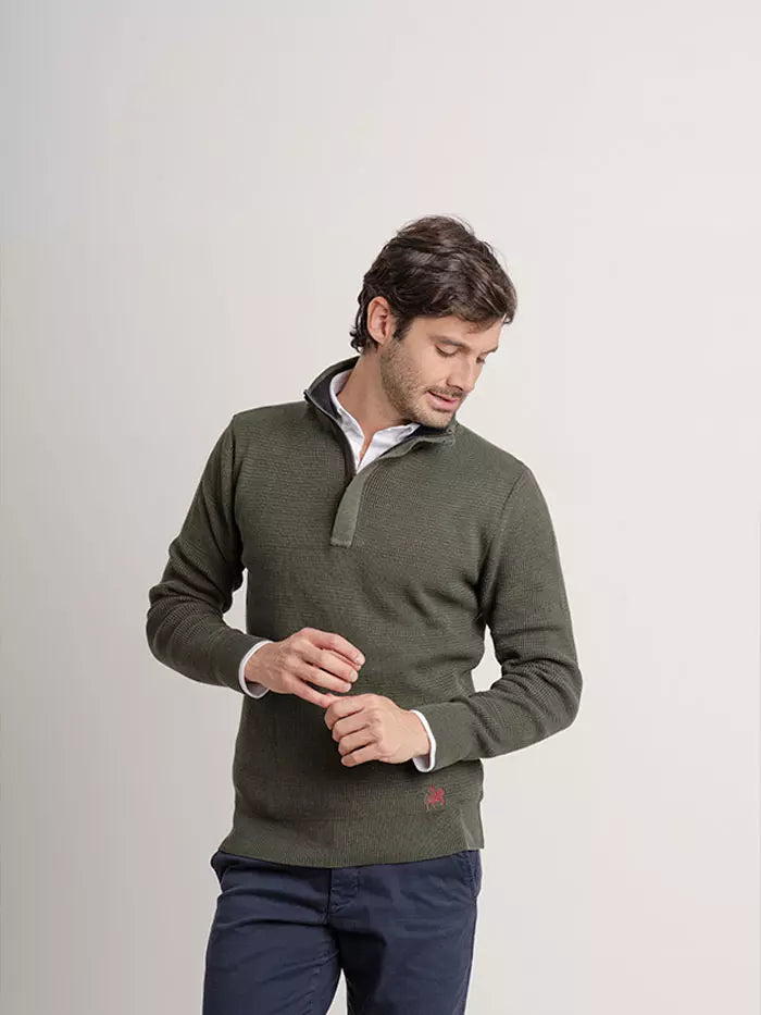 Suéter halfzip para hombre textured. Una prenda icónica de la marca, que representa el ADN Armatura.