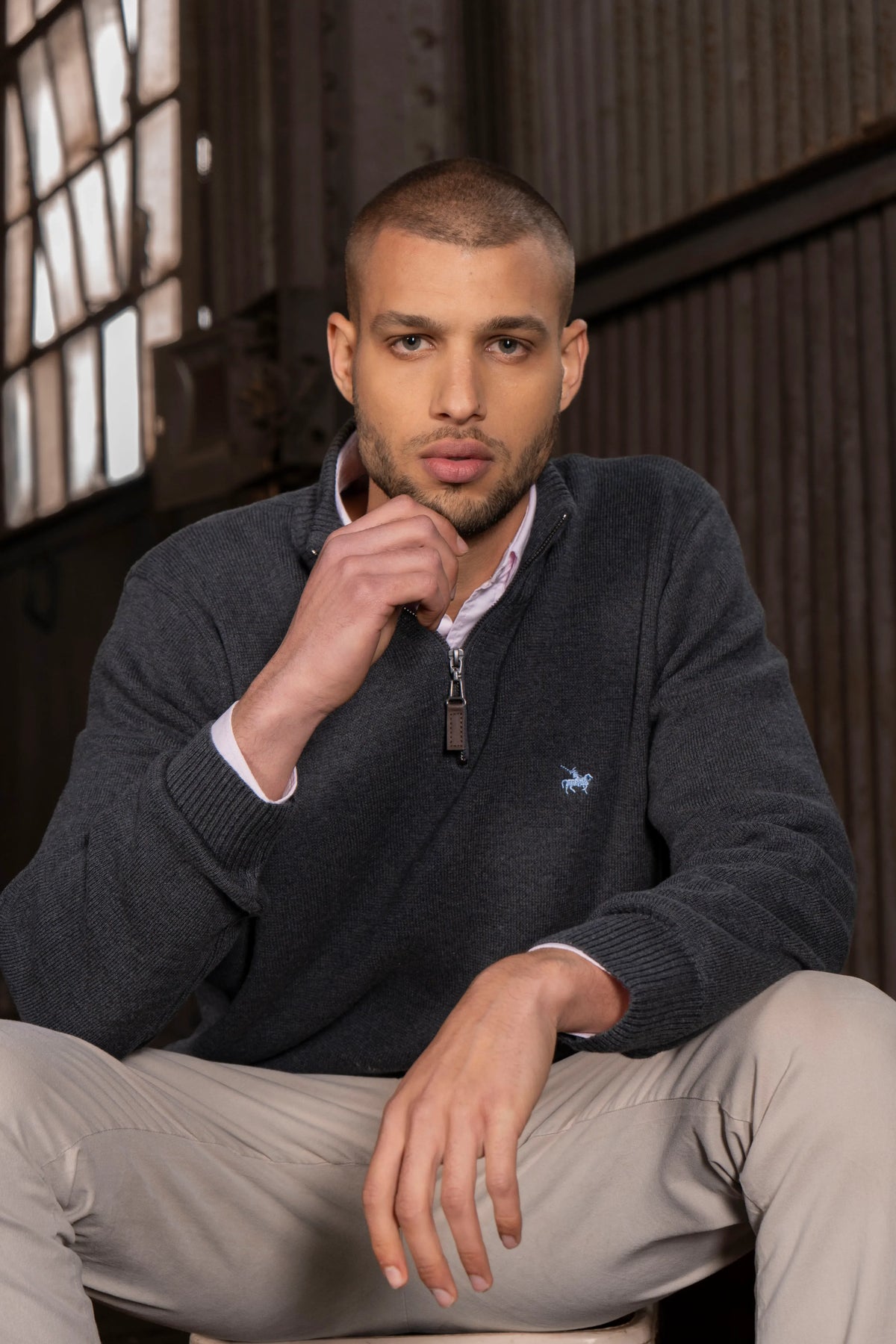 Suéter Halfzip Minimal Hombre Gris Oscuro