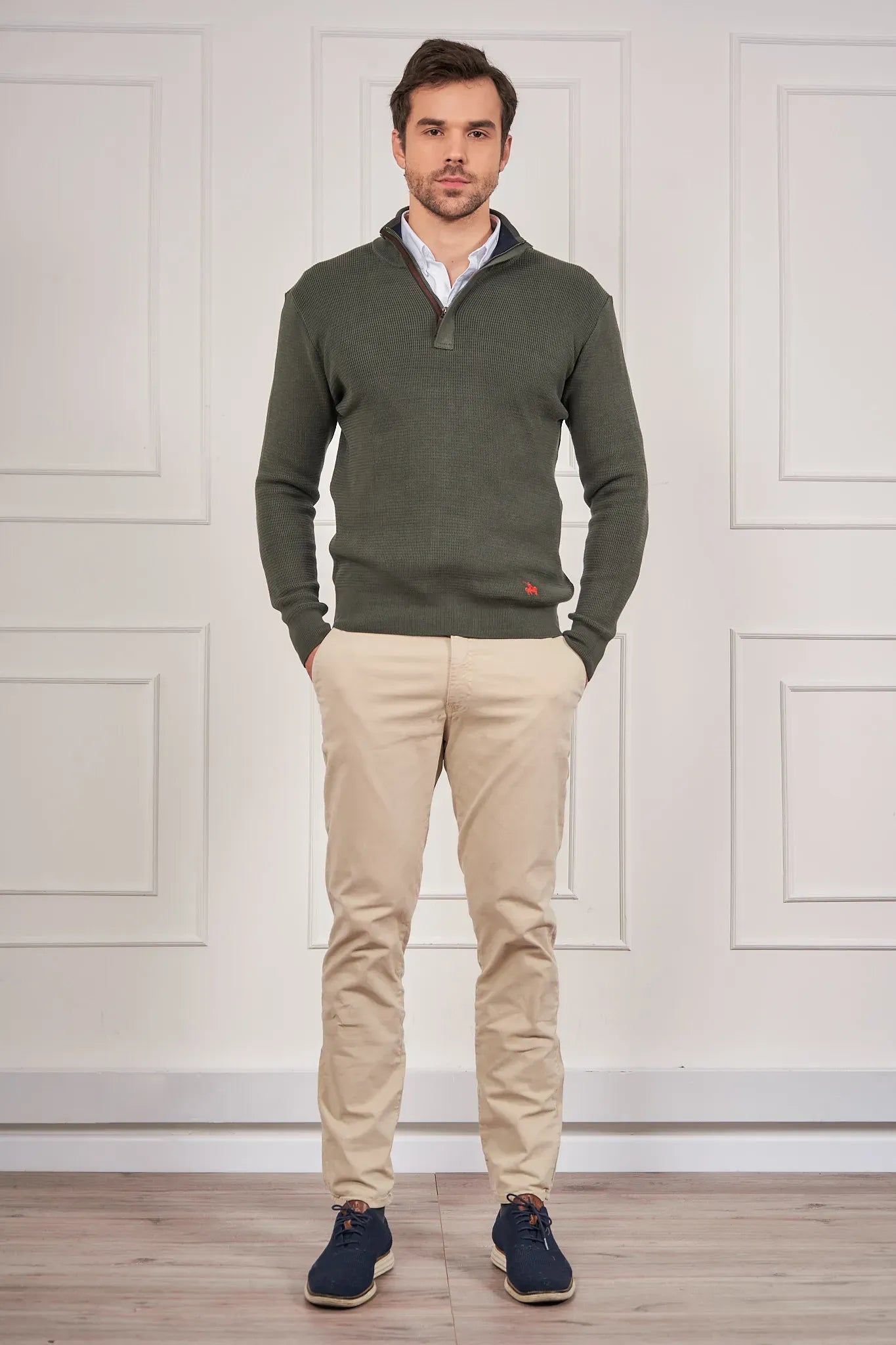 Suéter halfzip para hombre textured. Una prenda icónica de la marca, que representa el ADN Armatura.