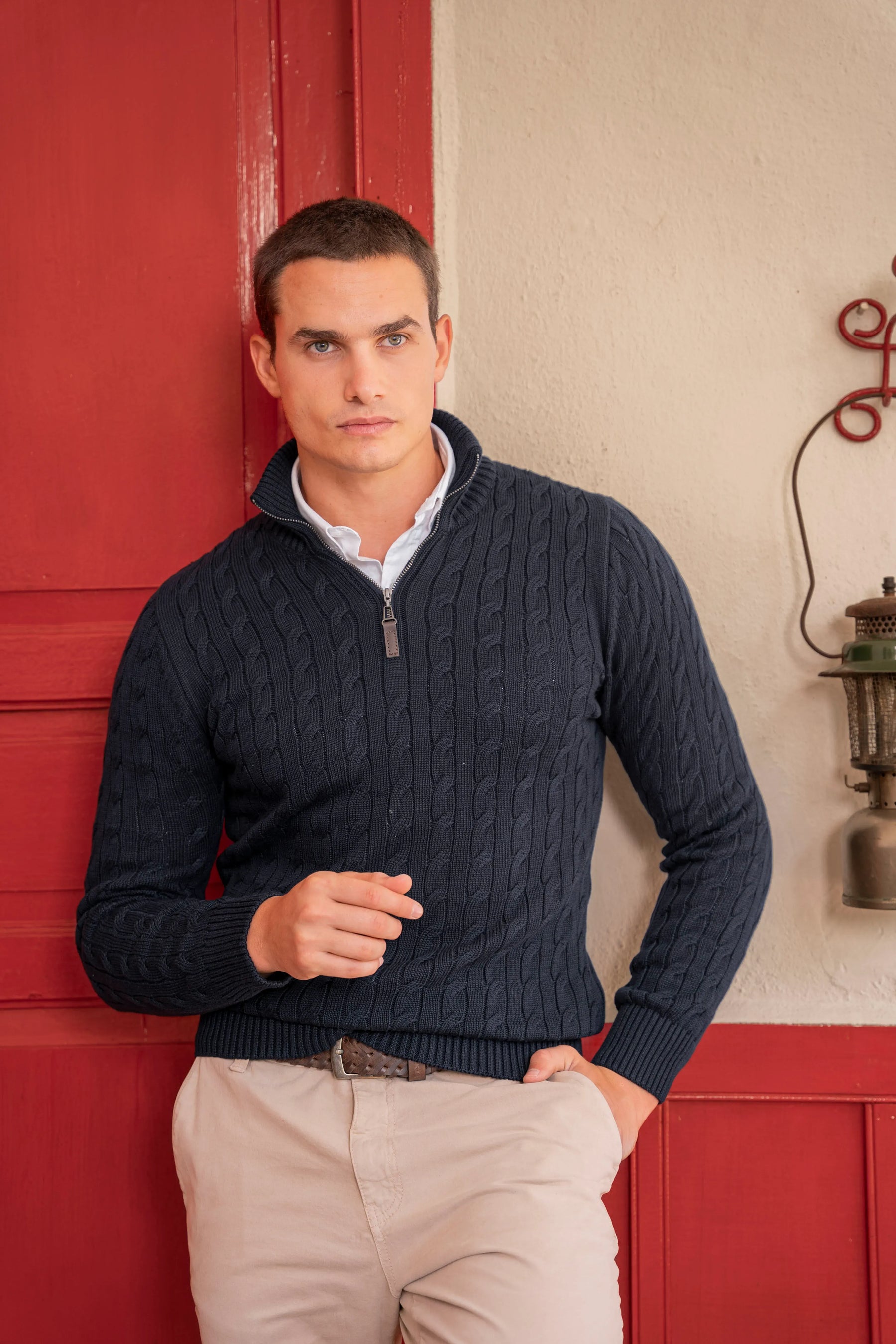 Suéter cuello halfzip trenzado para hombre en azul oscuro. 