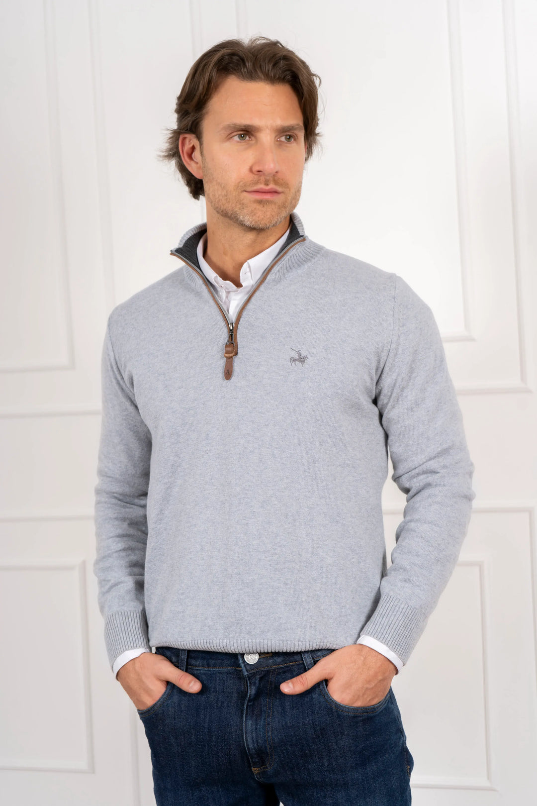 Suéter para hombre ligero color gris. Agrega un toque de movimiento y dinamismo a tus looks formales