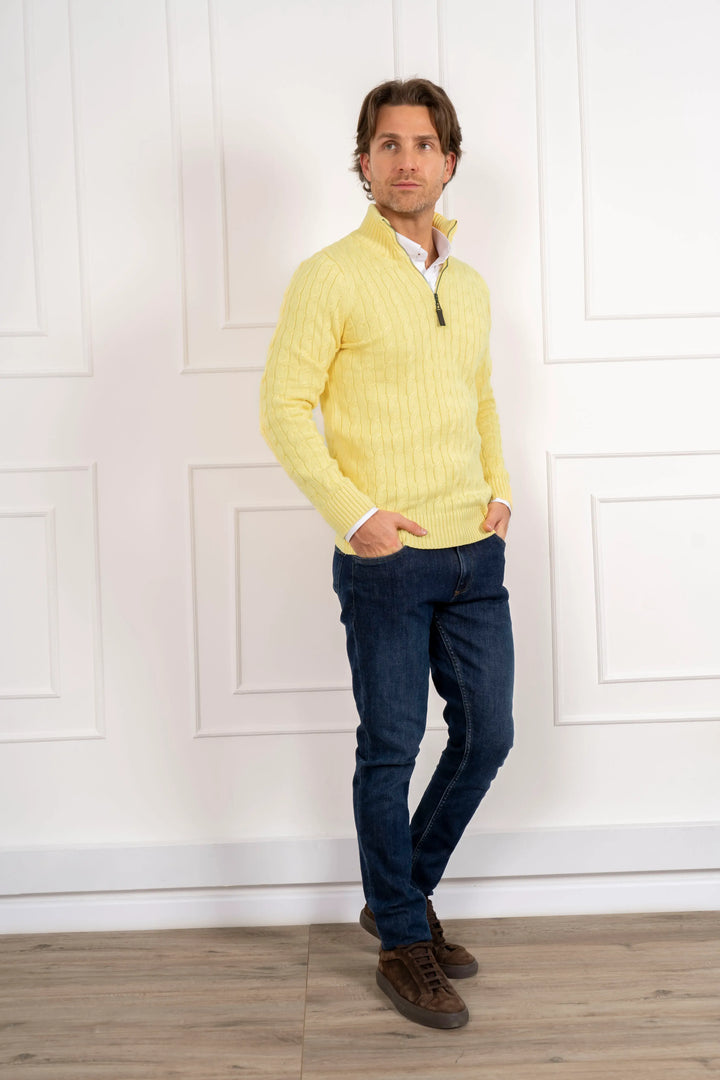 Suéter para hombre Armatura tipo halfzip trenzado amarillo.