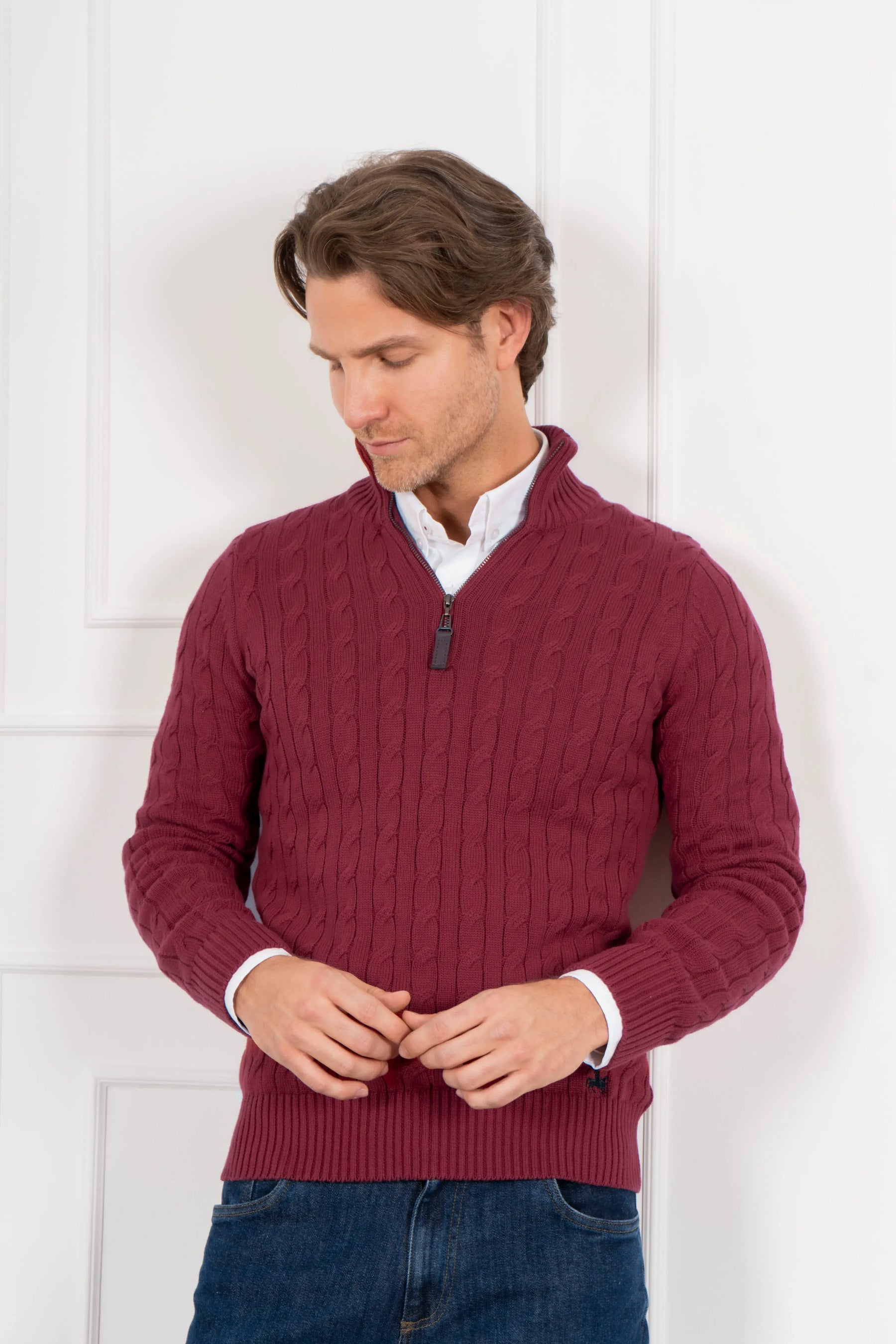 Suéter halfzip trenzado para hombre color vinotinto. Detalles modernos y fibras de alta calidad