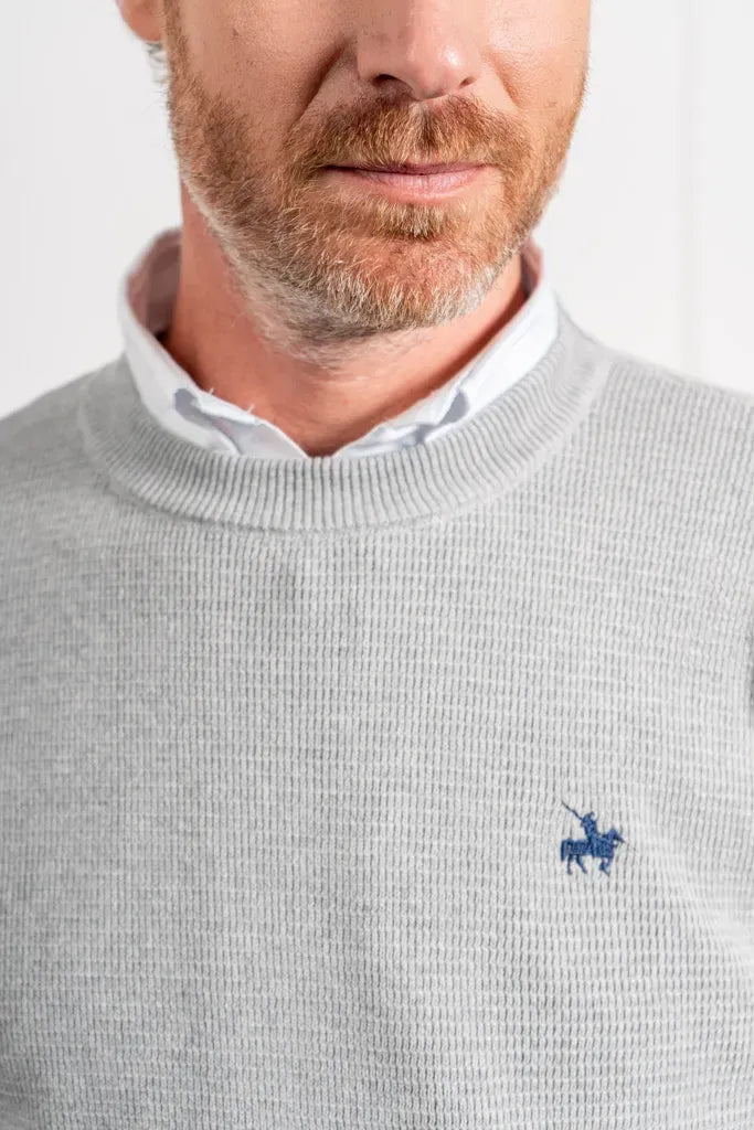 Saco para hombre textured cuello redondo gris. Inspirado en nuestro halfzip best seller