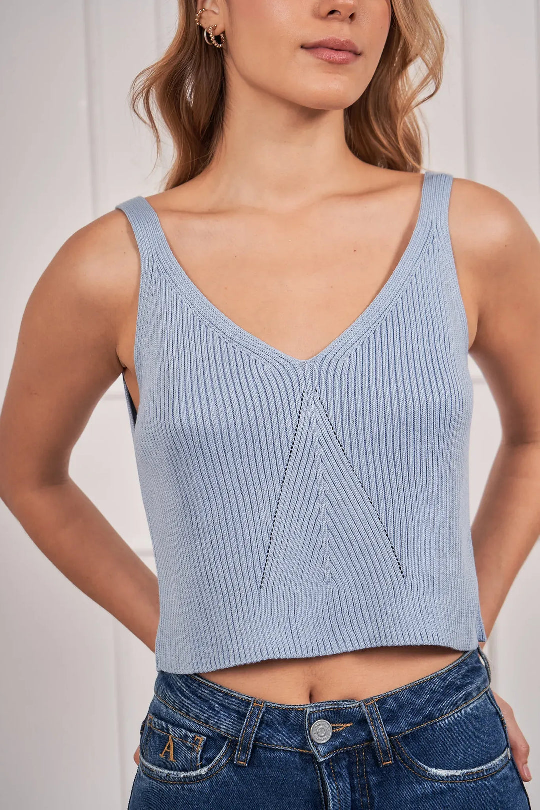 Top para mujer azul claro cuello V. Esta prenda ha sido diseñada para transmitir una sofisticación sin esfuerzo