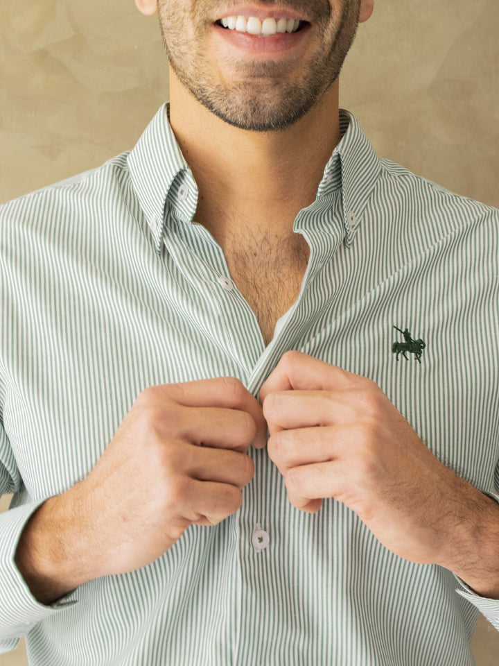 Camisa para hombre de rayas tipo Oxford. Detalle del cuello y logo bordado.